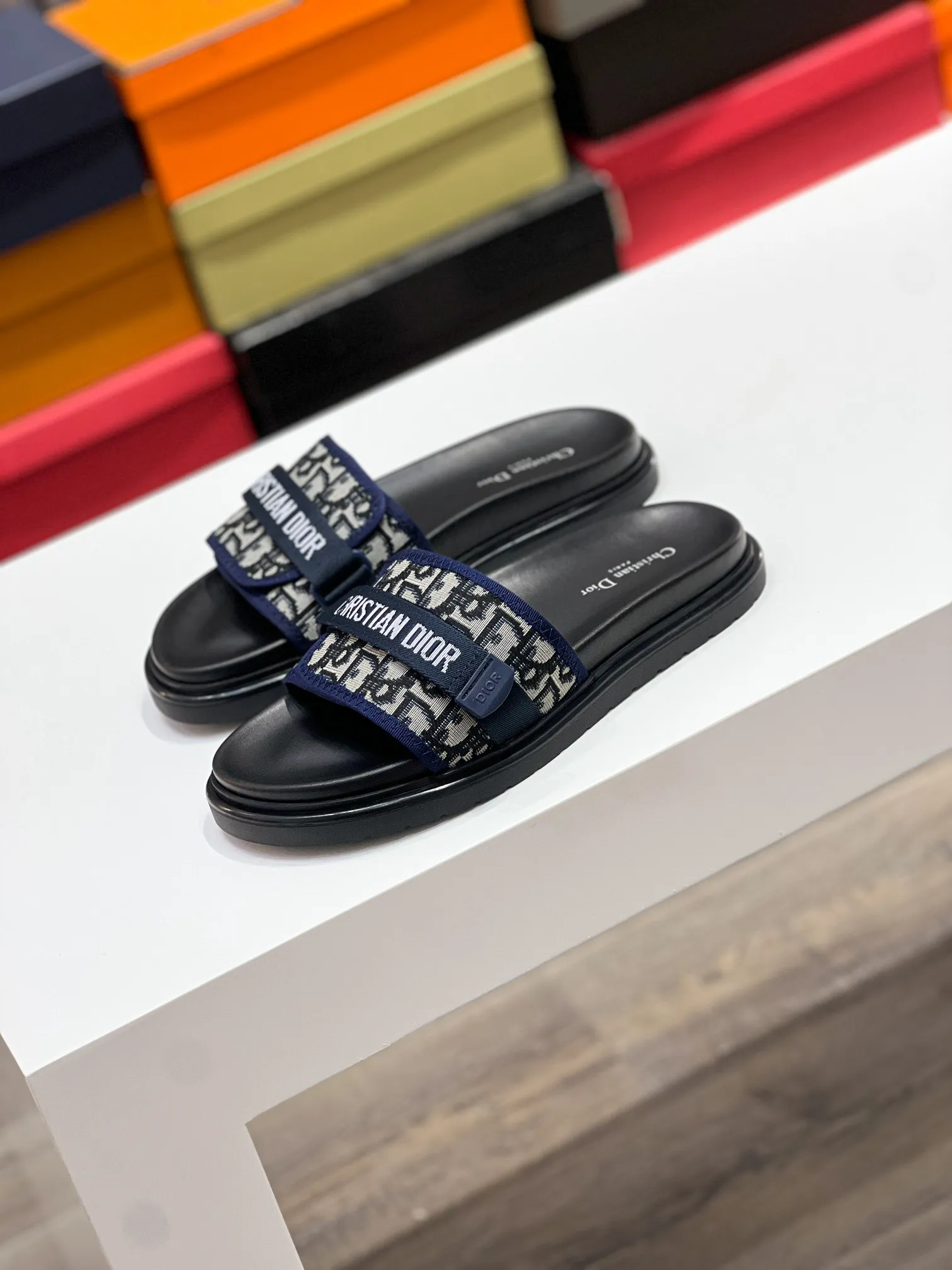 Men's men's shoes 💰320 [DIOR] top version. 2024ss Dior’s latest men’s slippers are a must-have. Dior Alias ​​Men's Genuine Leather Slippers This summer new Alias ​​sandal embodies a casual and elegant style. Carefully crafted from grained cow leather and Oblique printed fabric, with cowhide lining! Cross-strap design with metal-clad brass CD Diamond logo. The imported cowhide leather and rubber sole adds sophistication and comfort, while Oblique print-effect anti-slip panels add style. Size39-44 (38.45 customized)